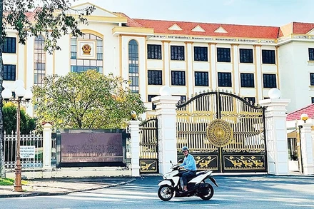 Trụ sở Ủy ban nhân dân tỉnh Bạc Liêu cũ, được xây dựng to, đẹp hiện tạm bỏ không hơn bốn tháng qua.