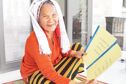 Bà Châu Thị Đông giới thiệu các tác phẩm nghệ thuật Ariya do bà sưu tầm và đóng tập làm tài liệu trình diễn và truyền dạy cho con cháu trong tộc họ văn hóa dân tộc mình.