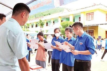 Tỉnh Tuyên Quang thường xuyên tổ chức các phiên giao dịch việc làm, hỗ trợ tư vấn cho người lao động có nhu cầu đi làm việc theo hợp đồng.