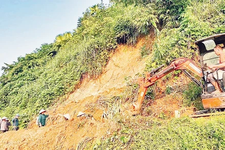 Công ty Trách nhiệm hữu hạn Một thành viên Khai thác thủy lợi Thái Nguyên huy động nhân lực, phương tiện khắc phục sạt lở kênh mương ở xã Định Hóa.