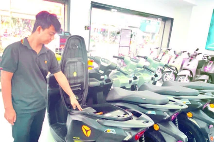 Một cửa hàng bán xe điện thương hiệu của Trung Quốc với mẫu mã đa dạng, chi phí phù hợp. (Ảnh QUÝ HIỀN)