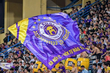 Những cổ động viên câu lạc bộ Hà Nội cổ vũ trên sân vận động Hàng Đẫy. (Ảnh: Câu lạc bộ Hà Nội)