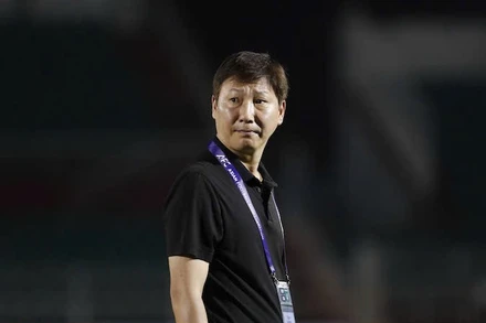 Huấn luyện viên Kim Sang-sik chỉ đạo các học trò trong trận đấu giữa đội tuyển Việt Nam và đội tuyển Nepal ở vòng loại Asian Cup. (Ảnh: Thanh Vũ)