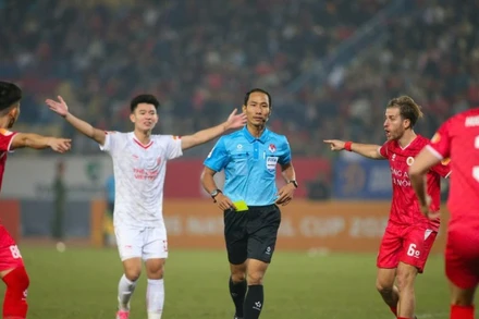 Trọng tài Lê Vũ Linh điều khiển trận đấu tại vòng 1/16 Cúp quốc gia 2025/2026 giữa câu lạc bộ Công an Hà Nội và câu lạc bộ Thể Công Viettel. (Ảnh: ĐỨC CƯỜNG)