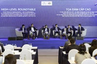 Một phiên tọa đàm cấp cao tại Diễn đàn "Đối mới sáng tạo trong lĩnh vực y tế".