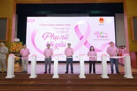 Các đại biểu cắt băng lễ phát động chiến dịch truyền thông nâng cao nhận thức về bệnh ung thư vú năm 2025.