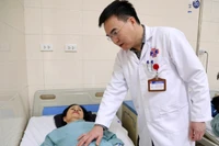 Bác sĩ kiểm tra, đánh giá tình trạng người bệnh sau phẫu thuật