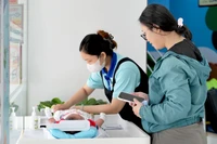 Đang trong giai đoạn giao mùa và thời tiết cực đoan, các chuyên gia y tế khuyến cáo các bậc phụ huynh cần chủ động thực hiện các biện pháp dự phòng và tiêm vaccine cho trẻ.