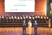 Bà Nguyễn Thị Kim Oanh, Phó Tổng Giám đốc Vietcombank nhận Giấy chứng nhận và Cúp vinh danh.