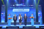 Bà Nguyễn Thị Thu Hằng, Trưởng phòng Phát triển Kênh số và Đối tác đại diện Vietcombank nhận giải thưởng Sản phẩm, giải pháp chuyển đổi số tiêu biểu dành cho Ứng dụng Ngân hàng số VCB Digibank.