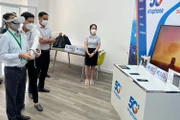 Khách hàng trải nghiệm ứng dụng VinaPhone 5G.