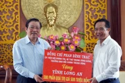 Trưởng Ban Nội chính Trung ương Phan Đình Trạc trao 500 phần quà Tết cho hộ nghèo, người dân gặp khó khăn do ảnh hưởng của dịch bệnh Covid-19 tại tỉnh Long An.