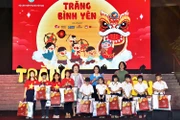 Bà Nguyễn Thị Nga trao những món quà tặng trẻ em có hoàn cảnh đặc biệt tại chương trình "Trăng bình yên".