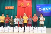 Đại diện Văn phòng Báo Nhân Dân thường trú tại Quảng Ninh và MobiFone Quảng Ninh tặng gạo cho các hộ dân xã Vô Ngại, huyện Bình Liêu, tỉnh Quảng Ninh.