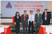 Ban lãnh đạo Công ty Nhựa Tân Phú.