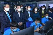 Chủ tịch UBND thành phố Chu Ngọc Anh tham quan trung tâm dữ liệu tại tập đoàn CMC. Ảnh: Duy Linh.