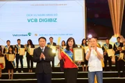 Trưởng phòng Phát triển Kênh số và Đối tác Nguyễn Thị Thu Hằng đại diện Vietcombank nhận giải thưởng Sao Khuê dành cho dịch vụ ngân hàng số VCB DigiBiz.