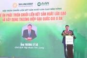 Chủ tịch Hội đồng quản trị Tập đoàn Tân Long Trương Sỹ Bá trình bày tại hội thảo.