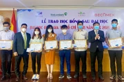 Ông Bùi Xuân Huy, Chủ tịch Hội đồng quản trị Tập đoàn NovaLand trao học bổng cho các học viên có thành tích học tập và nghiên cứu xuất sắc.
