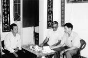 Bác Vũ Bình Trọng 83 tuổi (người ngồi giữa)
lão thành cách mạng trao đổi cùng lãnh đạo
xã Đông Lâu, huyện Tiền Hải (Thái