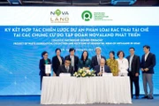 Đại diện Tập đoàn Novaland và Liên minh tái chế bao bì Việt Nam (PRO Việt Nam) thực hiện nghi thức ký kết hợp tác.