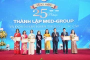 Nguyên Thứ trưởng Y tế Nguyễn Thị Xuyên và PGS, TS Lương Ngọc Khuê, Cục trưởng Cục Quản lý, khám chữa bệnh trao bằng khen cho các cá nhân.
