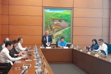 "Không phải cứ nhập tỉnh là tất cả đến trung tâm hành chính, vẫn phải có cán bộ ở lại để hướng dẫn địa phương triển khai công việc" - Phó Thủ tướng Thường trực Chính phủ Nguyễn Hòa Bình nhấn mạnh tại phiên họp tổ sáng 11/6. Ảnh: Thanh Mai