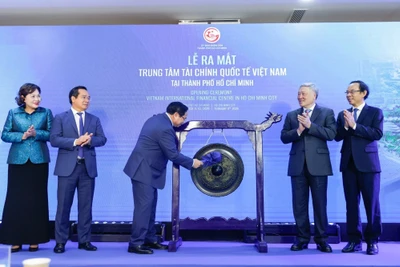 Thủ tướng Phạm Minh Chính đánh cồng khai trương Trung tâm Tài chính Quốc tế Việt Nam tại Thành phố Hồ Chí Minh. (Ảnh: DƯƠNG GIANG/TTXVN)