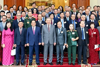 Tổng Bí thư Tô Lâm, Thủ tướng Phạm Minh Chính và các đồng chí lãnh đạo Đảng, Nhà nước với các đại biểu trí thức, nhà khoa học, văn nghệ sĩ.
