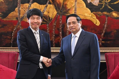 Thủ tướng Chính phủ Phạm Minh Chính và ông Yamamoto Ichita, Thống đốc tỉnh Gunma, Nhật Bản. (Ảnh: TRẦN HẢI)