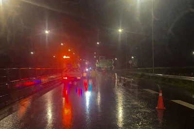 Biển cảnh báo nguy hiểm và phân luồng giao thông được đặt trên cao tốc Vĩnh Hảo-Phan Thiết.