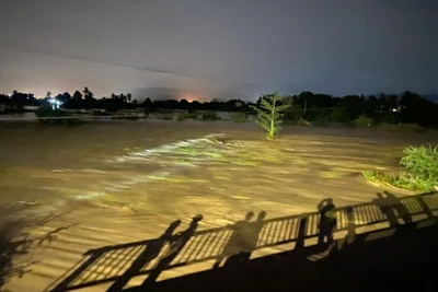 Nước từ hồ chứa tràn xuống đường. (Ảnh: Người dân cung cấp)