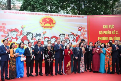 Tổng Bí thư Tô Lâm, Thường trực Ban Bí thư Trần Cẩm Tú, các đồng chí lãnh đạo và đại biểu, cử tri tại khu vực bỏ phiếu số 2, phường Ba Đình, thành phố Hà Nội. (Ảnh: ĐĂNG KHOA) 