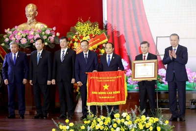 Tổng Bí thư Tô Lâm trao danh hiệu Anh hùng Lao động tặng Tòa án nhân dân tối cao. (Ảnh: ĐĂNG KHOA)