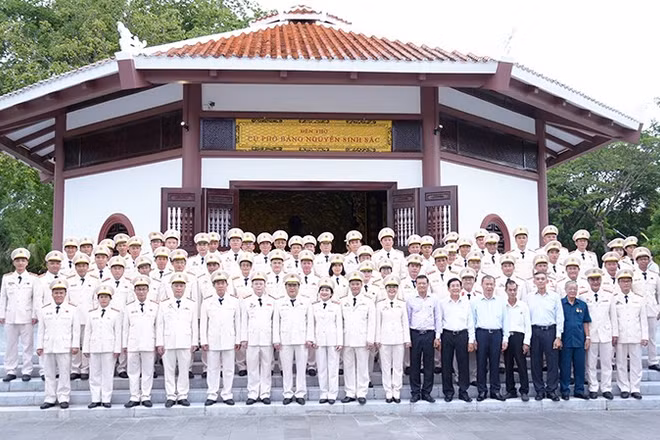 Đại biểu dự Họp mặt truyền thống lực lượng An ninh nhân dân viếng Đền thờ cụ Phó bảng Nguyễn Sinh Sắc, thân sinh Chủ tịch Hồ Chí Minh.