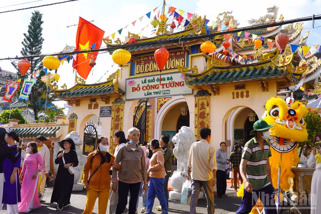 Người dân viếng Đền thờ ông, bà Đỗ Công Tường lần thứ 206. (Ảnh: HỮU NGHĨA)