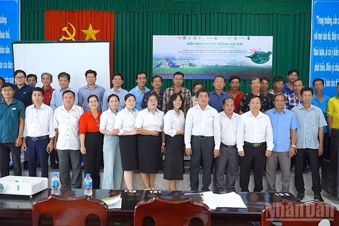 Đại biểu và hộ dân chụp hình lưu niệm tại lễ khởi động Dự án.