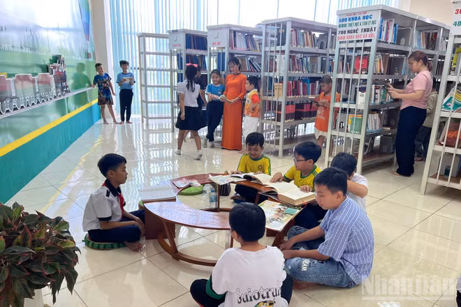 Bạn đọc tại Thư viện tỉnh Đồng Tháp.