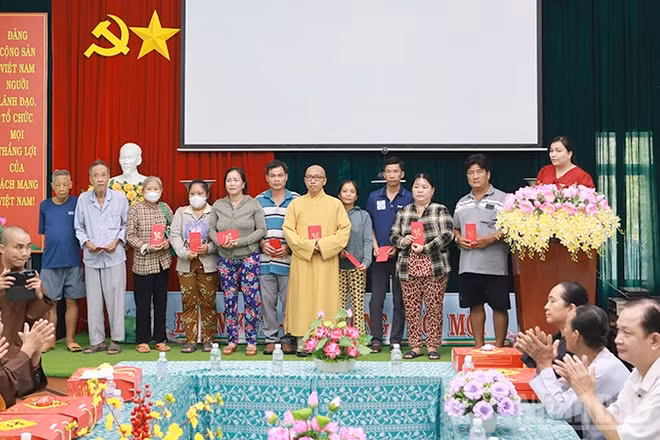 Trao quà Tết tặng bệnh nhân điều trị bệnh tại Bệnh viện đa khoa khu vực Tháp Mười.