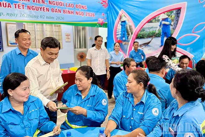 Phó Bí thư Thường trực Tỉnh ủy, Chủ tịch Ủy ban Mặt trận Tổ quốc Việt Nam tỉnh Đồng Tháp Phan Văn Thắng tặng quà người lao động Công ty cổ phần Cấp nước và môi trường đô thị Đồng Tháp.