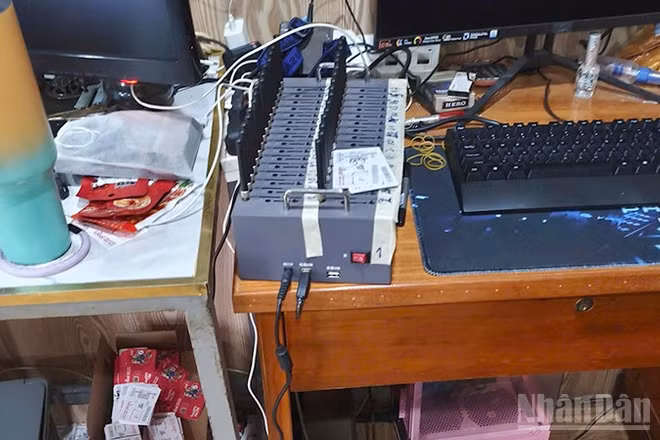 Thẻ sim và nhiều tang vật khác có liên quan.