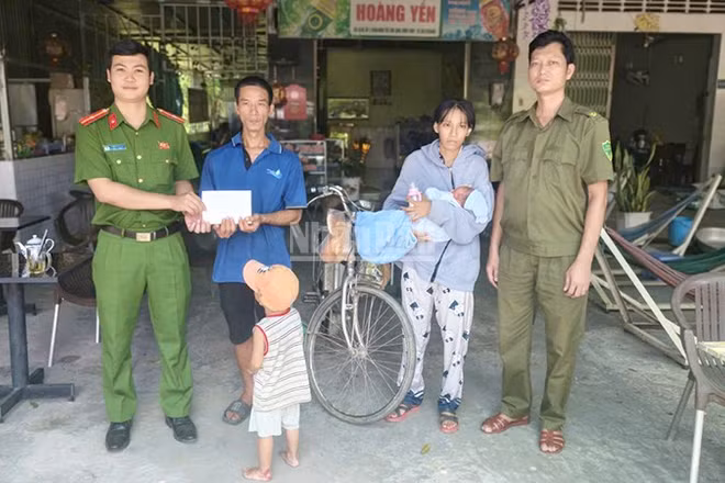 Công an xã Bình Hàng Trung hỗ trợ gia đình chị Trần Thị Cẩm Duyên. (Ảnh: Công an cung cấp)