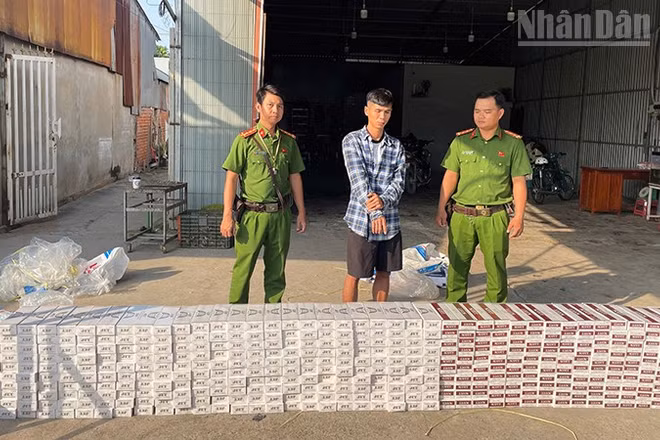 Lực lượng công an Đồng Tháp bắt quả tang Trần Quốc Khải vận chuyển thuốc lá điếu ngoại nhập lậu.