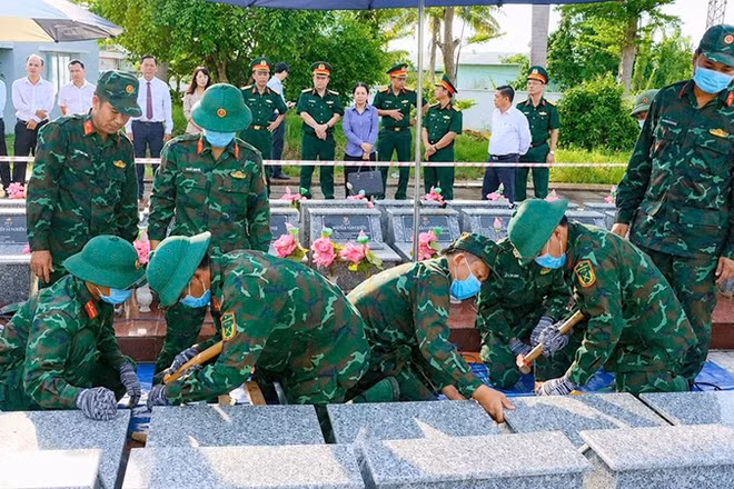 Lấy mẫu hài cốt liệt sĩ tại Nghĩa trang liệt sĩ Châu Thành.