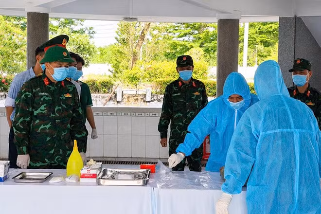 Lực lượng chuyên môn thực hiện lấy mẫu sinh phẩm.