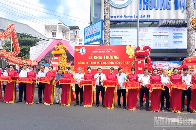 Nghi thức cắt băng khai trương.