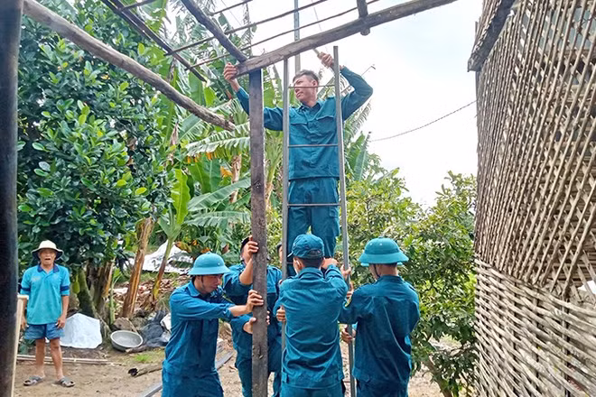 Giúp dân sửa lại nhà sau dông lốc.