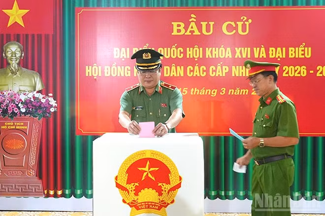 Thiếu tướng Lâm Phước Nguyên, Ủy viên Ban Thường vụ Tỉnh ủy, Giám đốc Công an tỉnh bỏ phiếu bầu cử. (Ảnh: TRỌNG TÍN)