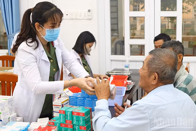 Công an Đồng Tháp phát thuốc miễn phí đến người dân xã Thường Phước.