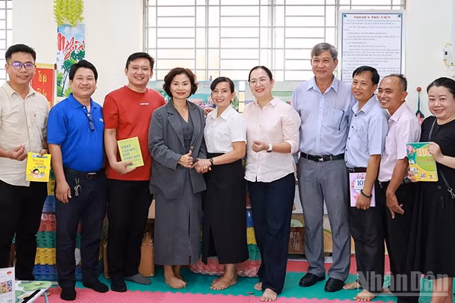 Các đơn vị tài trợ trao tặng sách cho Trường tiểu học Dương Văn Hòa (xã Tháp Mười).